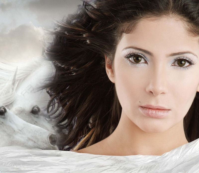 صورة منى زكي بعد غياب تصبغ شعرها وتخفي الشيب